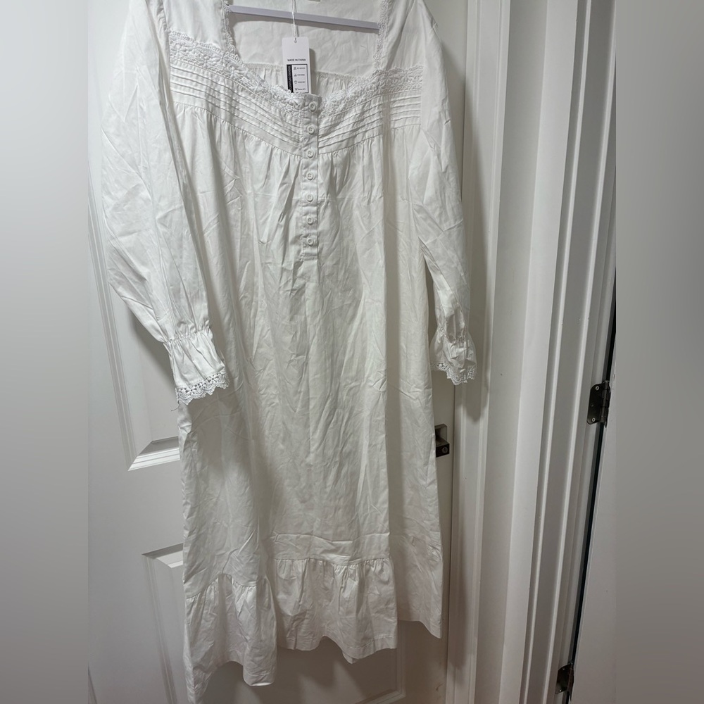 ViaKeo White Lace Nightgown